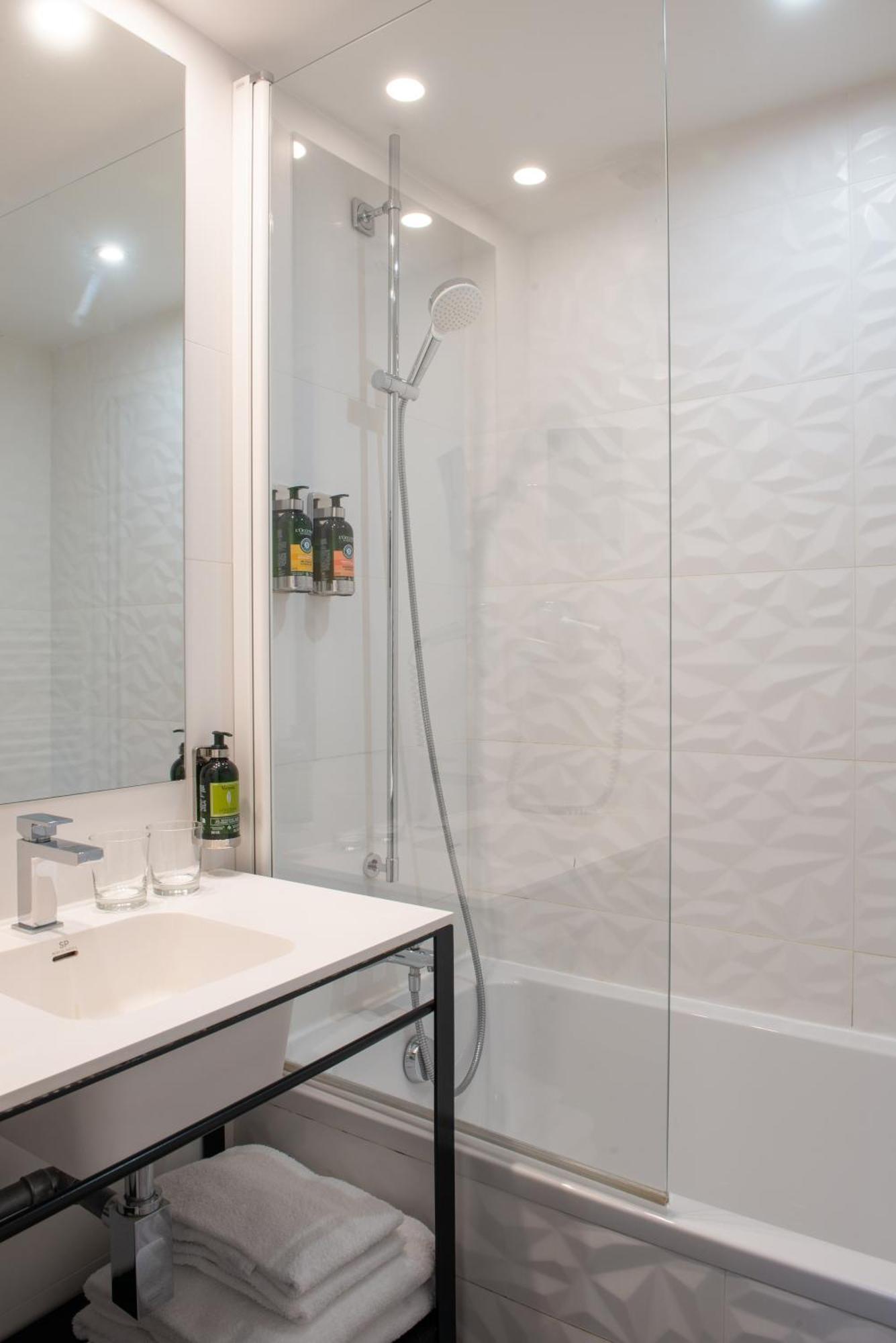2 Adjacent Double Rooms Family Suite